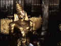золотая статуя Гаруды