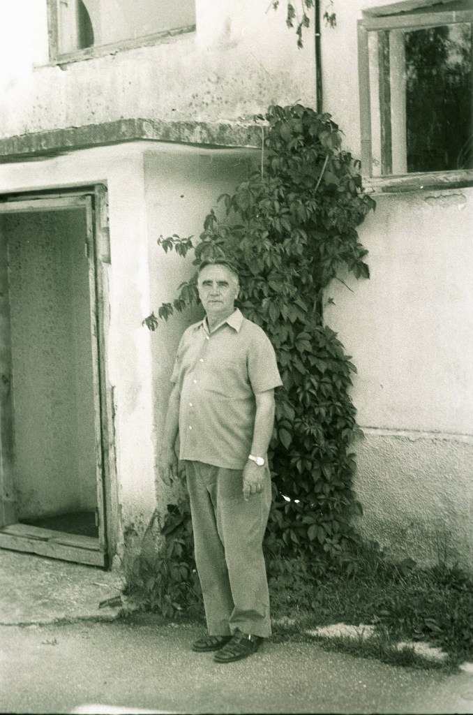 П. Ф. Беликов у своего дома в Козе-Ууэмыйза (Эстония)