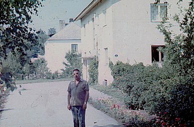 П. Ф. Беликов возле своего дома в Козе-Ууэмыйза (Эстония)
